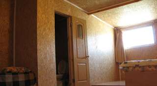 Гостевой дом Gostinyi Dvor Kovcheg Рыбачье Двухместный номер с 1 кроватью и собственной ванной комнатой-3